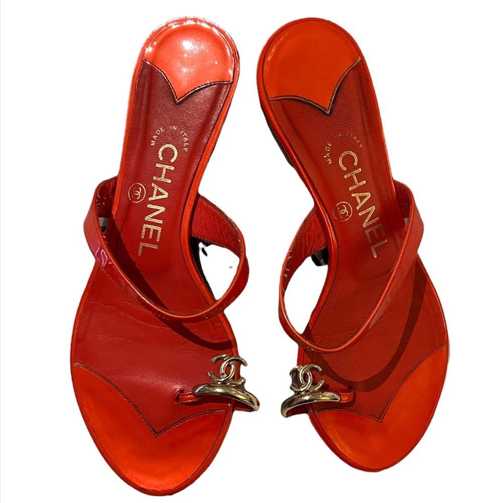 CHANEL 2008 Red Interlocking CC Logo Slides